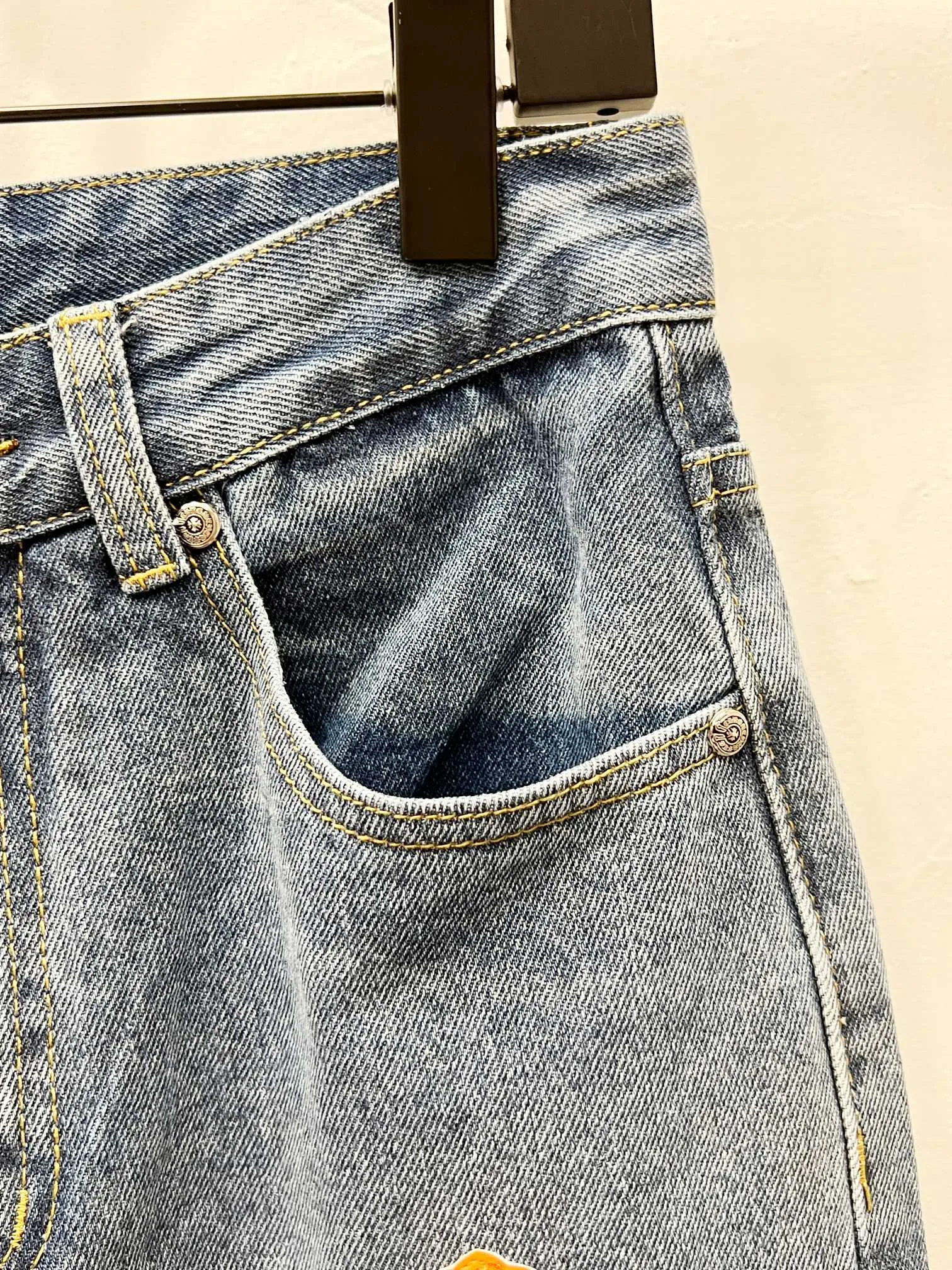 P260 Style No.: (K550) Chrome Hearts & CH city limited series Sanskrit cross patch leather jeans need to be washed and then disassembled and hand-stitched with sheepskin cross leather and then spliced ​​together to complete. The whole process is too complicated to explain. The texture can be seen in the hand, and it looks good. The styles with different washed textures are very friendly to people with thin legs and thick legs. The straight version is very flattering to the leg shape. The moderate length is timeless and can be matched easily and casually. It is the basic styling foundation for various styles and is a must-have in the wardrobe! The fabric is stiff but also makes the upper body soft without losing texture. The washing process is even more perfect. It is a must-have item for everyone! ! ! Washed wheat, hang tag, pants label, three labels are complete, the upper body effect is particularly stiff and stylish, super stylish, same style for men and women - Color: orange and orange Size: 28 30 32 34